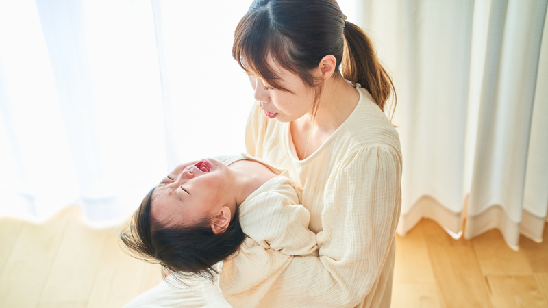 Trẻ quấy khóc là tình trạng rất thường gặp sau khi tiêm phòng vắc xin