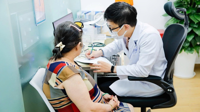 Bác sĩ tại Trung tâm luôn tiến hành khám sàng lọc và tư vấn kỹ lưỡng trước khi tiêm