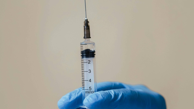 Cần hoãn tiêm vắc xin 6 trong 1 cho trẻ đang bị sốt cao