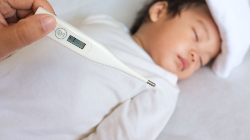 Phần lớn trẻ sau tiêm có thể gặp tình trạng sốt nhẹ, quấy khóc, mệt mỏi, biếng ăn