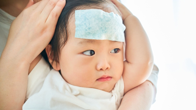 Khi trẻ sốt hoặc khó chịu, cha mẹ cần theo dõi nhiệt độ thường xuyên, cho trẻ dùng thuốc hạ sốt đúng liều theo chỉ định bác sĩ