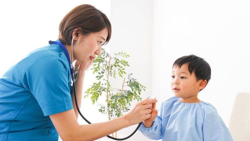 Việc nghe tim và nghe phổi được thực hiện kỹ lưỡng