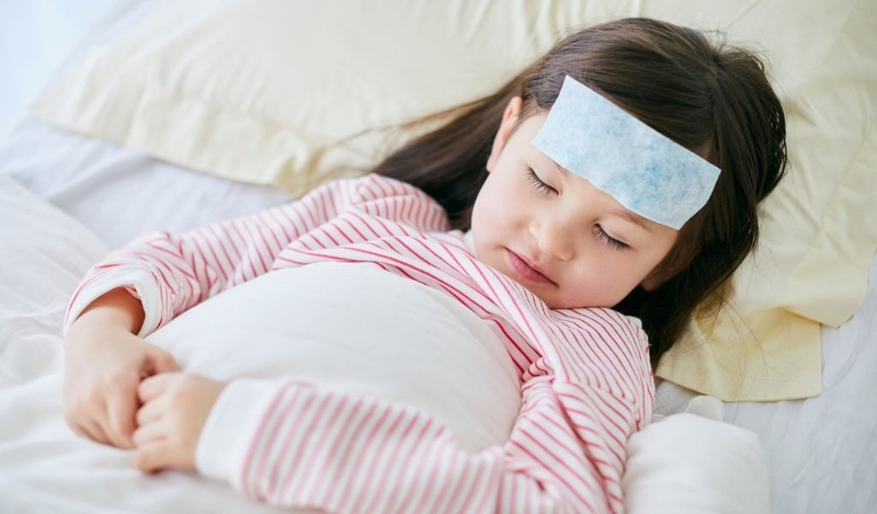 Khi trẻ sốt sau tiêm vắc xin, cha mẹ nên lau người và hoặc hạ sốt bằng Paracetamol