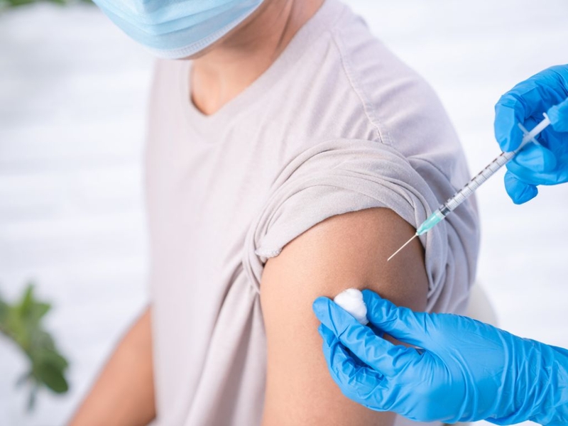 Tiêm vắc xin cho người nước ngoài và những lưu ý quan trọng cần biết 1