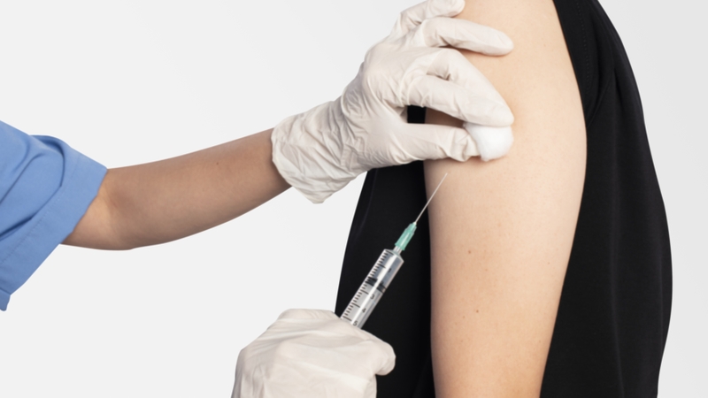 Rất nhiều chị em thắc mắc tiêm vắc xin COVID có được uống thuốc tránh thai không