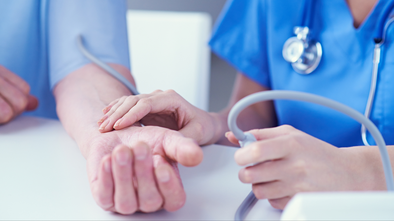 Khám sàng lọc trước khi tiêm giúp đảm bảo quá trình tiêm chủng diễn ra an toàn