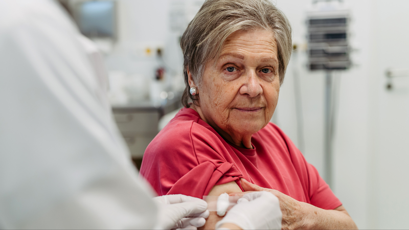 Người già thường có hệ miễn dịch kém, vì vậy nên tiêm phòng cúm hằng năm