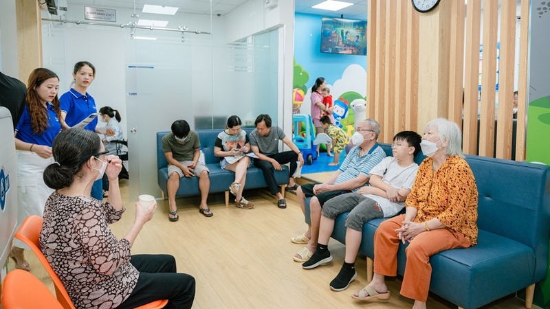 Ở lại cơ sở y tế tối thiểu 30 phút sau tiêm để quan sát và xử trí kịp thời nếu có phản ứng