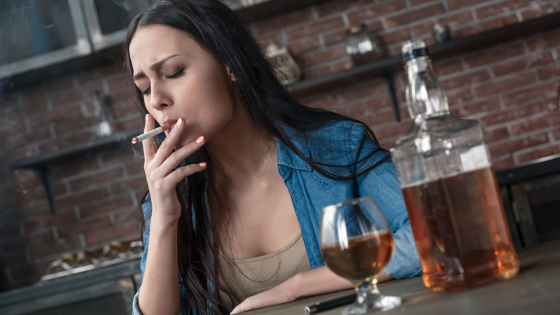 Hút thuốc lá và sử dụng rượu bia thường xuyên làm giảm khả năng tự bảo vệ của niêm mạc phổi