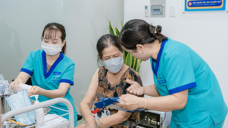 Người từ 60 tuổi trở lên nên tiêm phòng vắc xin RSV