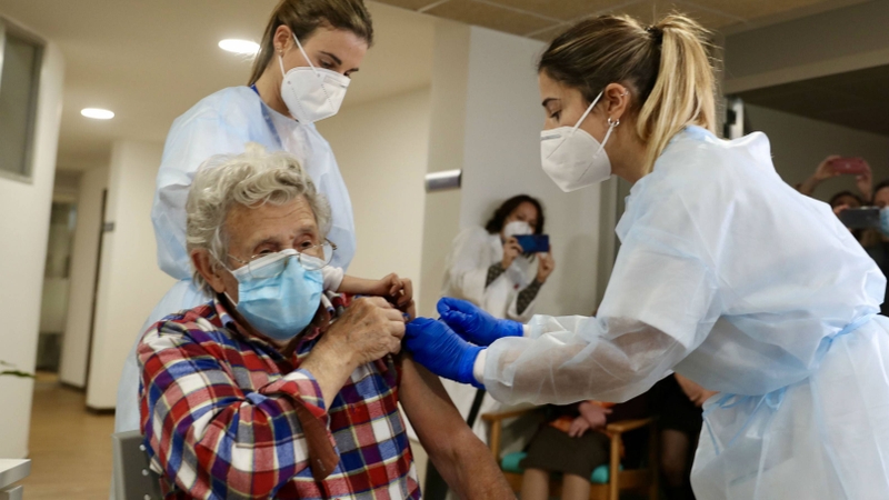 Người từ 60 tuổi trở lên nên tiêm để giảm nguy cơ nhập viện do RSV