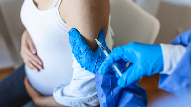 Khi mẹ bầu được tiêm vắc xin RSV đúng thời điểm khuyến cáo