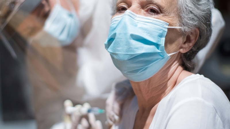 Người từ 60 tuổi trở lên có nguy cơ cao gặp biến chứng nặng khi nhiễm virus RSV