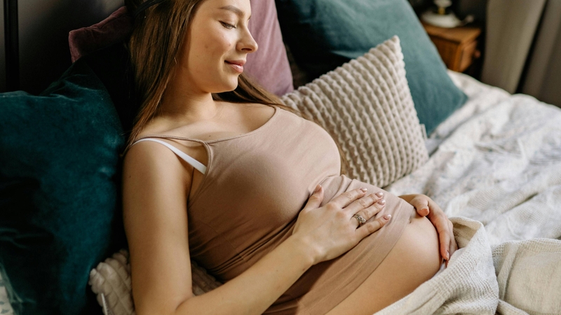 Phụ nữ mang thai chưa đến hoặc đã qua mốc 24 - 36 tuần thai kỳ nên trì hoãn tiêm