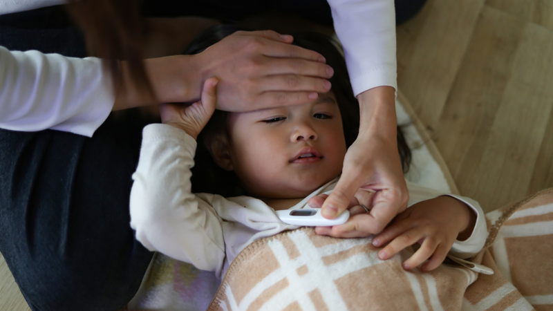 Người đang sốt cao nên hoãn tiêm vắc xin RSV