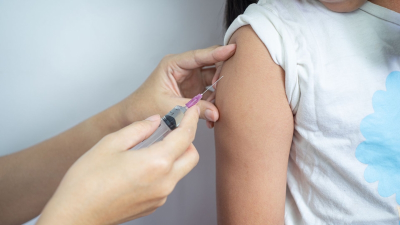 Tiêm vắc xin thủy đậu cho bé 4 tuổi được không, có bị sốt không?