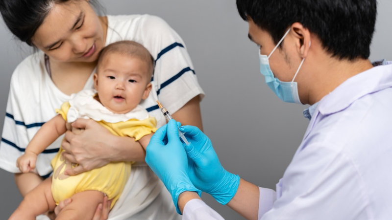 Tiêm phòng đúng lịch là biện pháp quan trọng bảo vệ sức khỏe trẻ