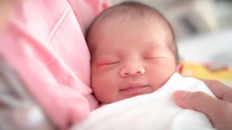 Cha mẹ cần kiểm soát cường độ âm thanh phù hợp khi sử dụng cho trẻ