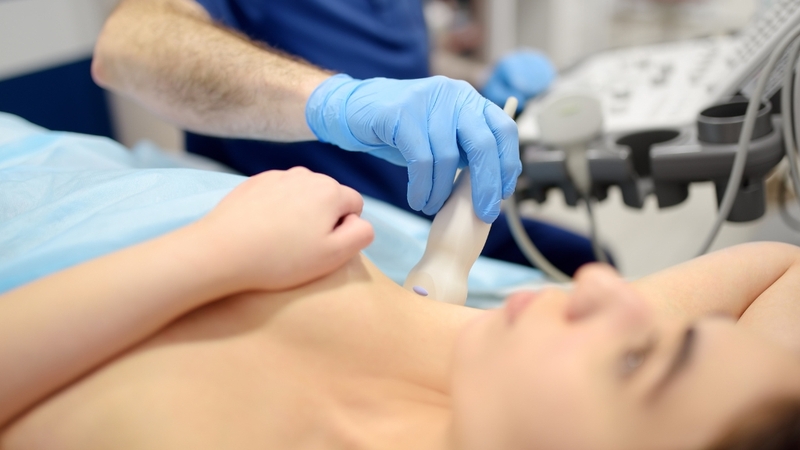 Nên thực hiện khám lâm sàng và siêu âm tuyến vú khi nhận thấy các dấu hiệu bất thường