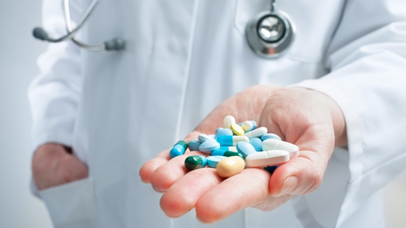 Tiết dịch núm vú do rối loạn nội tiết sẽ được bác sĩ điều trị bằng thuốc nội khoa phù hợp