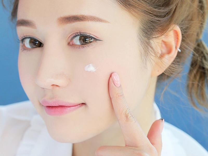 Tiết lộ các cách thoa lại kem chống nắng khi trang điểm hoàn hảo nhất 1