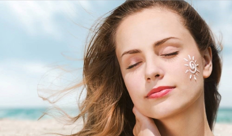 Tiết lộ các cách thoa lại kem chống nắng khi trang điểm hoàn hảo nhất 2