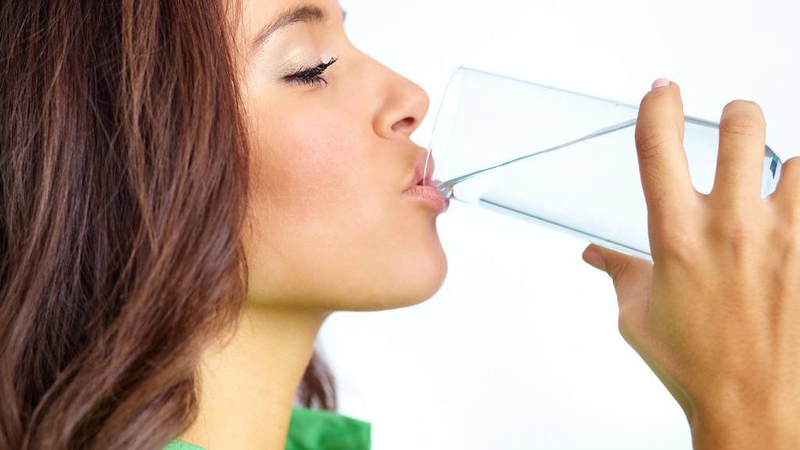 Mẹ nên uống đủ nước mỗi ngày để lợi tiểu và giúp đào thải vi khuẩn qua nước tiểu