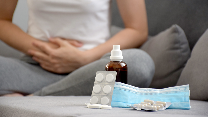 Kháng sinh có thể làm mất cân bằng hệ vi sinh đường ruột, dẫn đến tiêu chảy