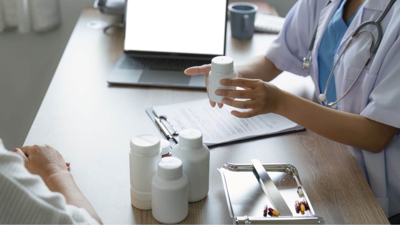 Cần đến cơ sở y tế khi tiêu chảy phân đen lỏng kèm sốt cao