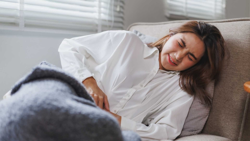 Tiêu chảy sốt ớn lạnh là phản ứng của cơ thể trước tác nhân gây hại ở hệ tiêu hóa, gây chướng bụng và đau bụng