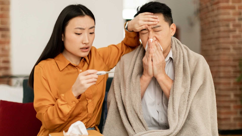 Sốt cao trên 38.5 độ C kéo dài dù đã dùng thuốc hạ sốt là dấu hiệu nguy hiểm cần lưu ý