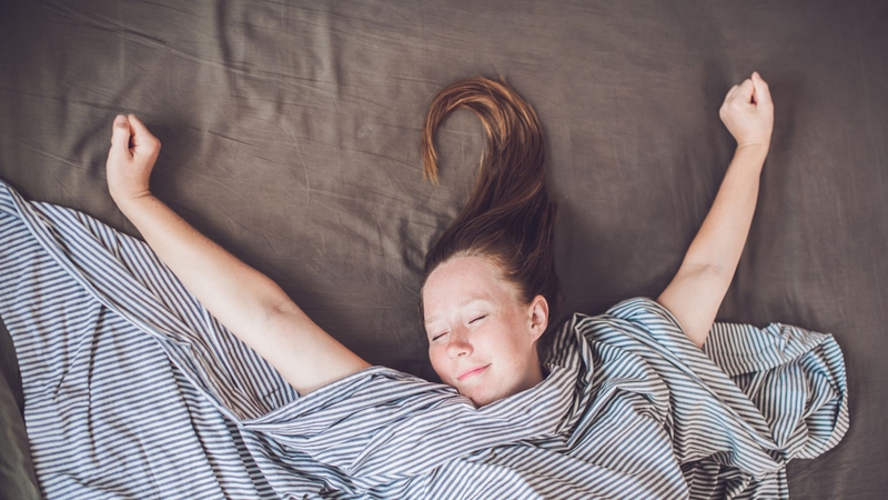 Ngủ đủ 7-9 giờ mỗi đêm, ưu tiên ngủ trước 22 giờ giúp cơ thể tiết hormone tăng trưởng