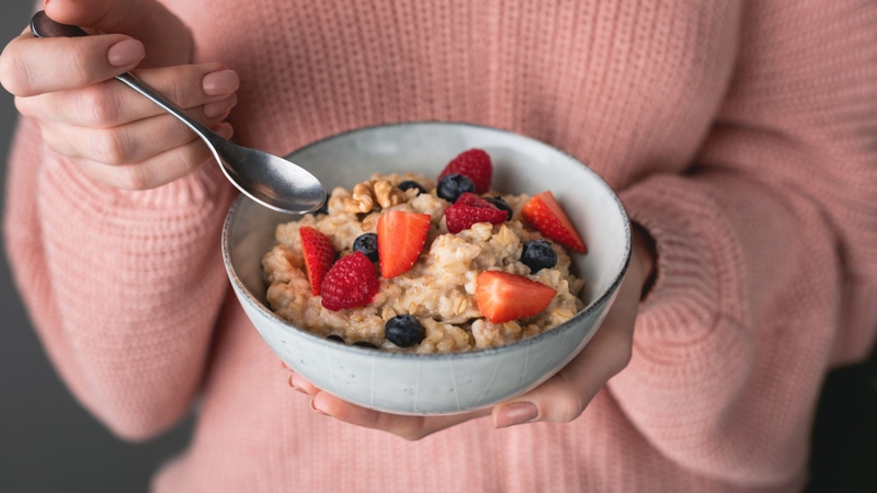 Bữa sáng lành mạnh với yến mạch, sữa chua Hy Lạp, trái cây ít ngọt và hạt dinh dưỡng