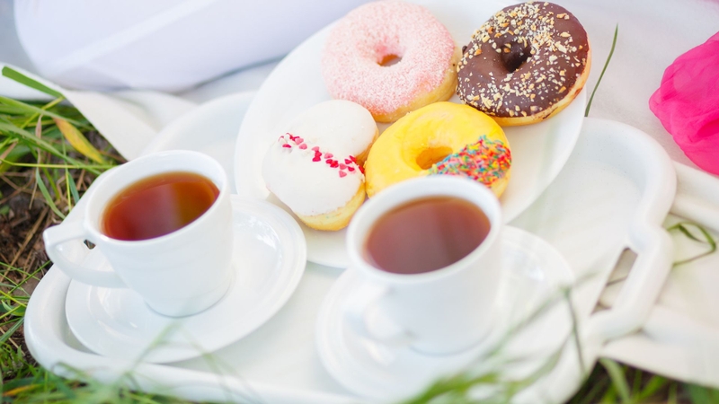 Các món ăn nên hạn chế như bánh ngọt, nước ép đóng chai, đồ chiên rán dễ làm đường huyết tăng đột ngột