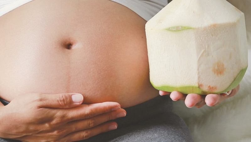 Pregnant women drink coconut water 3