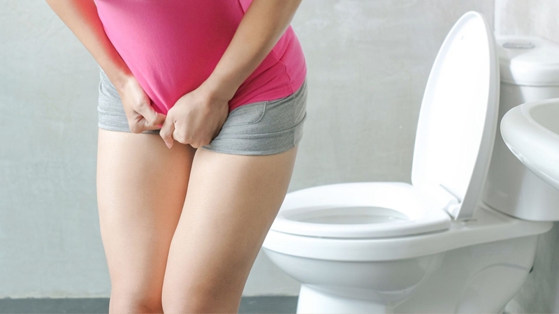 Một số bệnh lý hoặc tổn thương ảnh hưởng đến đường dẫn truyền thần kinh có thể làm rối loạn khả năng kiểm soát tiểu tiện