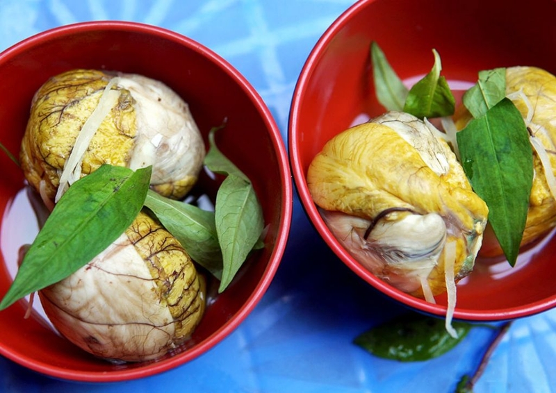 Tìm câu trả lời cho băn khoăn xăm môi có được ăn trứng vịt lộn không? Lỡ ăn có sao không?2