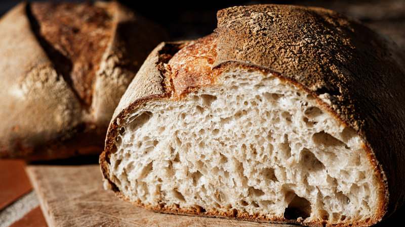 Bánh mì Sourdough thường được đánh giá là tốt hơn bánh mì thường nhờ quy trình lên men tự nhiên và giá trị dinh dưỡng vượt trội