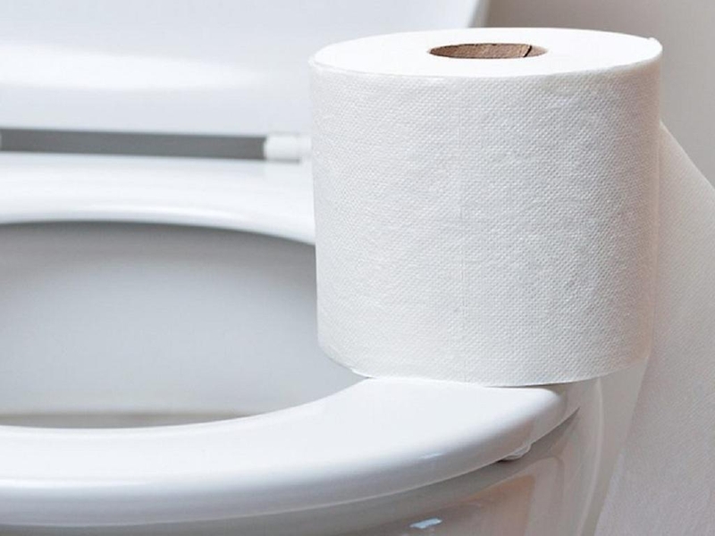 Vừa đi vệ sinh vừa dùng điện thoại có thể tăng nguy cơ nhiễm trùng