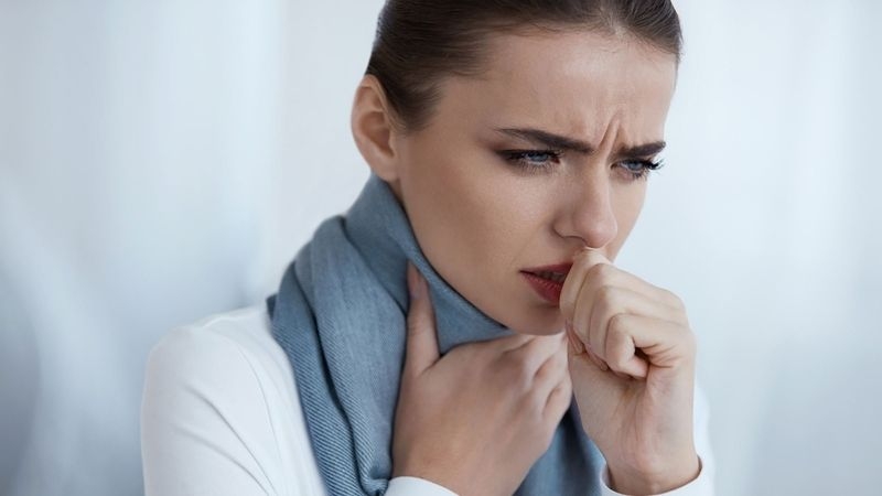 Trong trị liệu bác sĩ sử dụng huyệt kiên tỉnh để điều trị đau họng, ho đờm