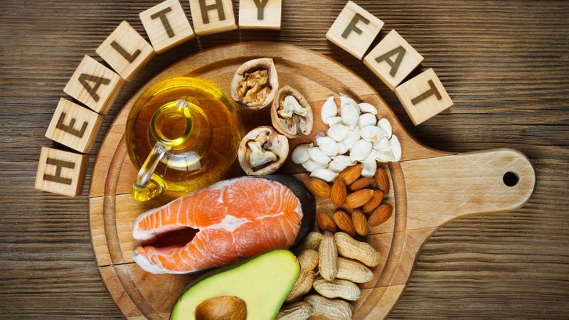 Nên uống vitamin E sau bữa ăn có chất béo để hấp thu tốt và tránh kích ứng dạ dày