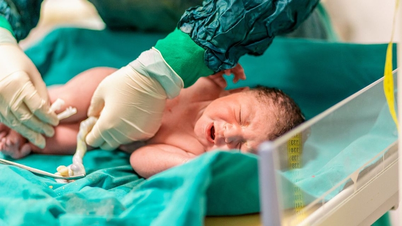 Tồn tại ống niệu được phát hiện từ khi trẻ mới sinh ra và cần được điều trị càng sớm càng tốt