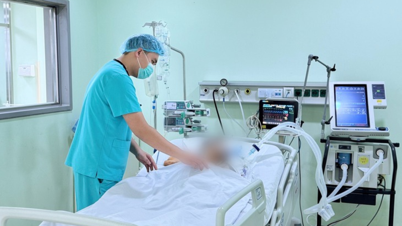 Bệnh nhân nam 20 tuổi được đưa vào viện trong tình trạng hôn mê sâu, suy hô hấp cấp