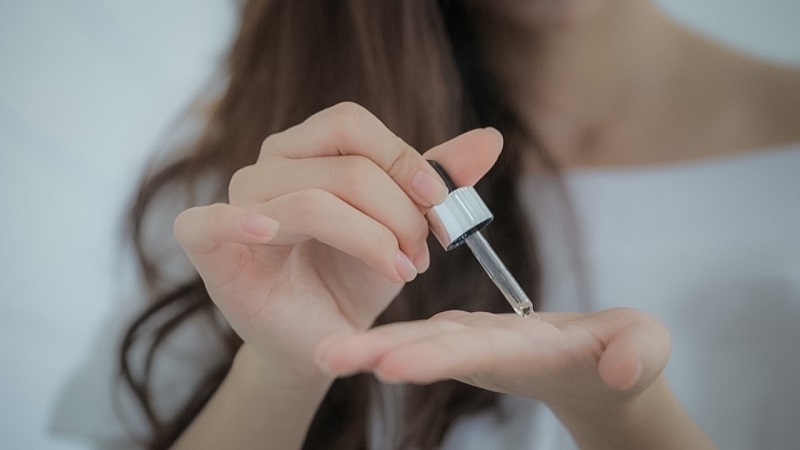 Tinh chất dưỡng da là gì mà phái đẹp mê mẩn đến vậy?