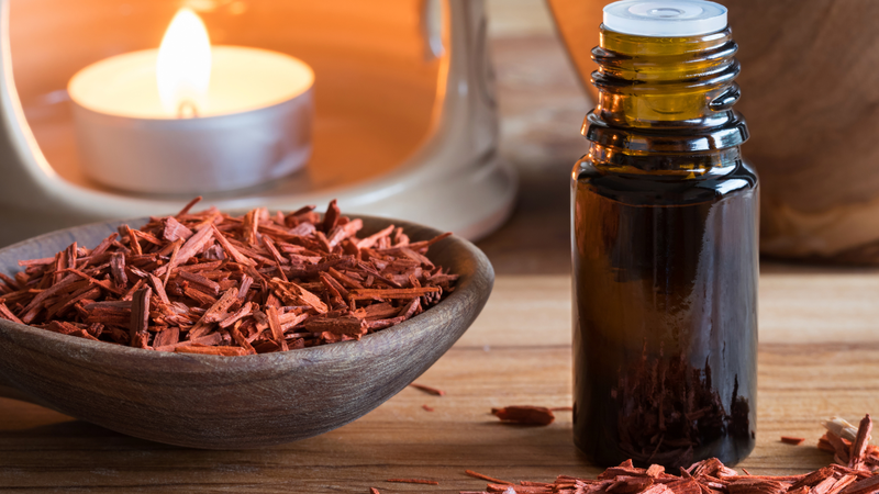 Tinh dầu đàn hương là loại tinh dầu thiên nhiên được yêu thích nhờ mùi hương dễ chịu