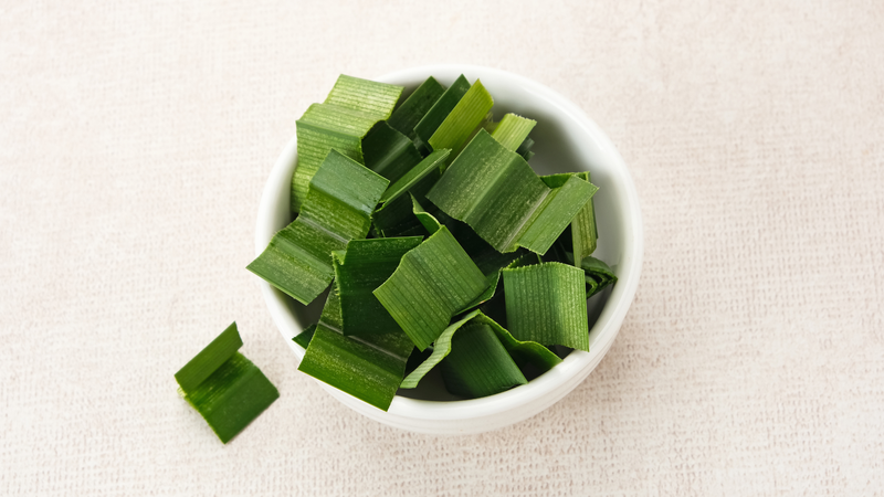 Tinh dầu lá dứa là sản phẩm được chiết xuất từ lá của cây dứa thơm