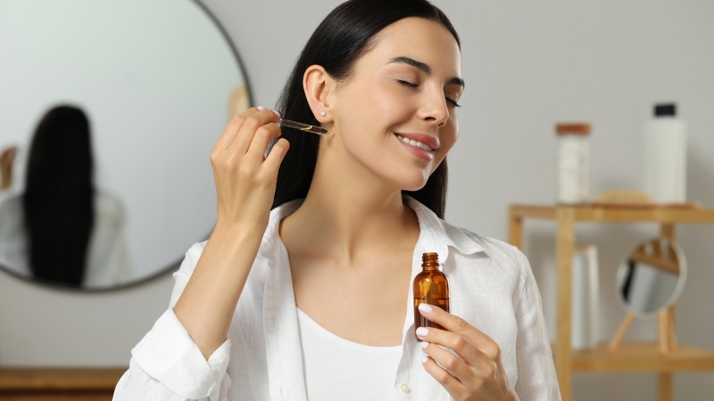 Thoa tinh dầu nước hoa lên điểm mạch như cổ tay, sau tai giúp hương lan tỏa tốt hơn