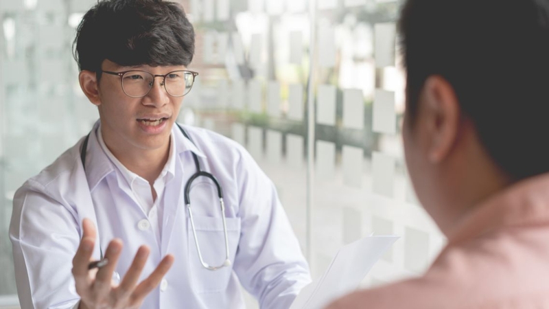 Tinh hoàn bị sưng 1 bên cần được thăm khám để xác định nguyên nhân