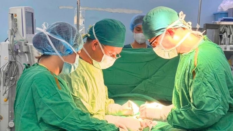 Bệnh nhi 14 tuổi buộc phải cắt bỏ tinh hoàn bên phải do tím đen, hoại tử và xoắn 1,5 vòng