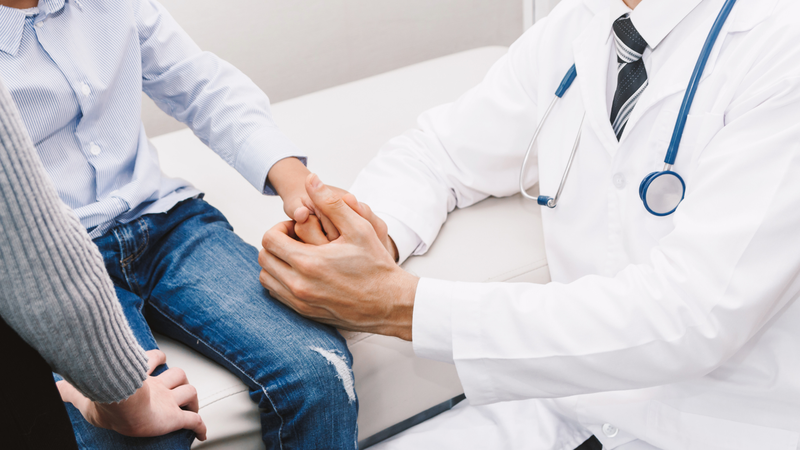 Trẻ nam có biểu hiện đau tinh hoàn đột ngột cần được đưa đi khám ngay